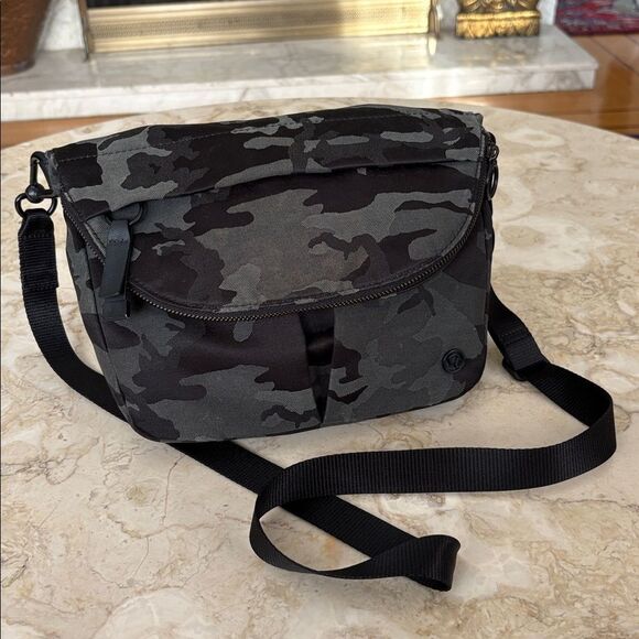 Lululemon All Night Festival Bag 5L in Jacquard Camo Cotton Obsidian/Black - Picture 7 of 14
